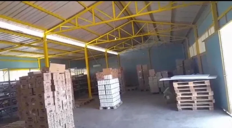 Tirane, jepet me qera magazine Kati 1, 400 m² 1.500 € (Sharre)