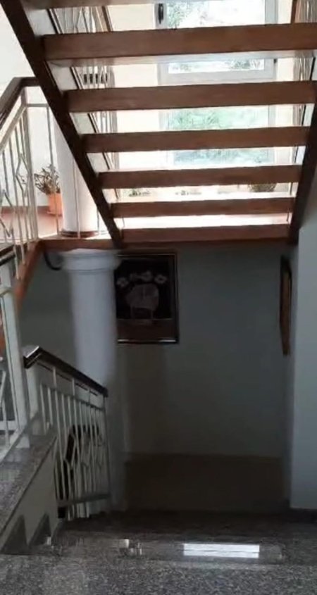 Tirane, jepet me qera Vile 2+1 Kati 3, 100 m² 900 € (Rruga Panorama)