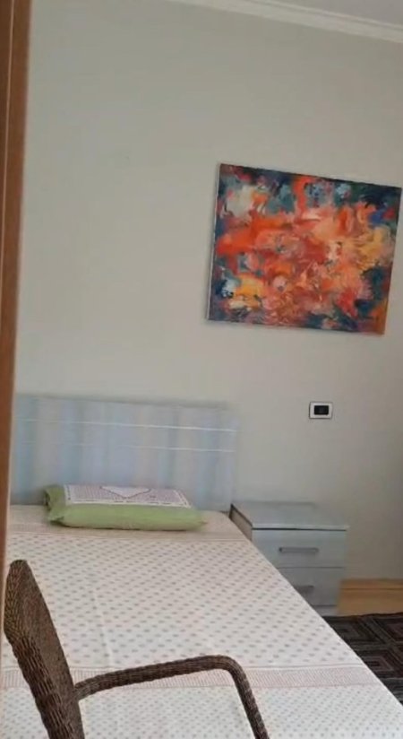 Tirane, jepet me qera Vile 2+1 Kati 3, 100 m² 900 € (Rruga Panorama)