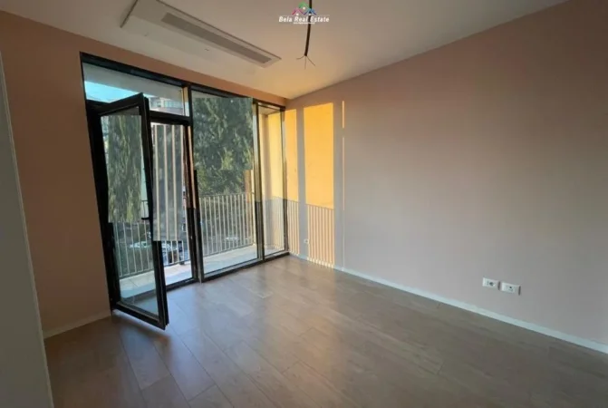 Tirane, jepet me qera zyre Kati 2, 65 m² 1.000 € (Liqeni i Tiranes)