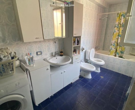 Tirane, jepet me qera Vile 2+1 Kati 2, 180 m² 600 € (Brryli)