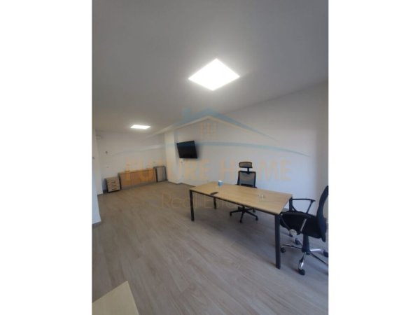 Tirane, jepet me qera ambjent biznesi Kati 2, 106 m² 600 € (Kongresi i Manastirit)