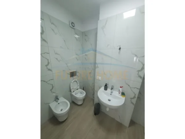 Tirane, jepet me qera ambjent biznesi Kati 2, 106 m² 600 € (Kongresi i Manastirit)