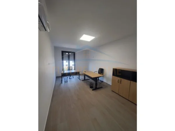 Tirane, jepet me qera ambjent biznesi Kati 2, 106 m² 600 € (Kongresi i Manastirit)