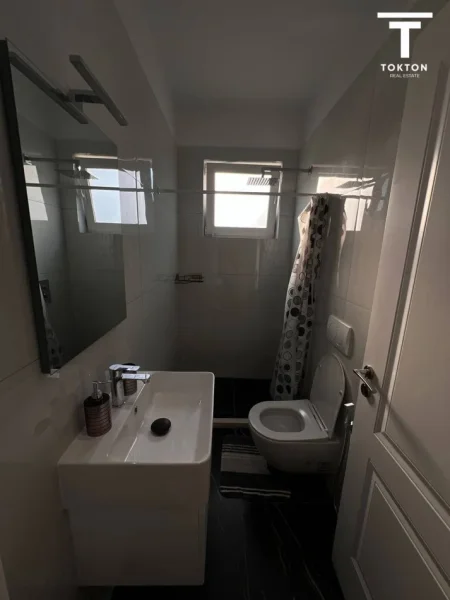 Tirane, jepet me qera apartament 3+1 Kati 3, 120 m² 650 € (Rruga e Elbasanit) TT 1325