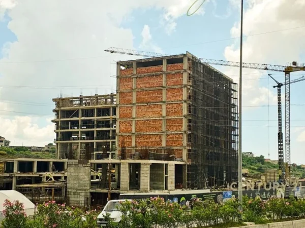 Tirane, shitet apartament 1+1+Ballkon Kati 2, 66 m² 77.000 € (Perballe Uzines Autotraktori Shkoze, Tirane, Shqiperi.)