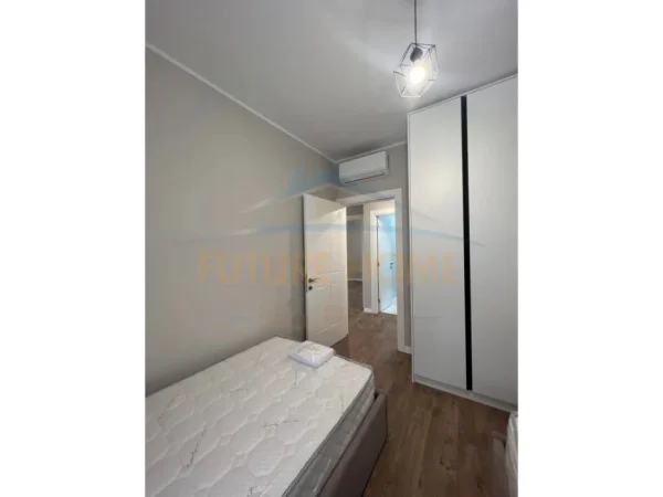 Tirane, jepet me qera apartament 3+1 Kati 2, 123 m² 700 € (UNAZA E RE)