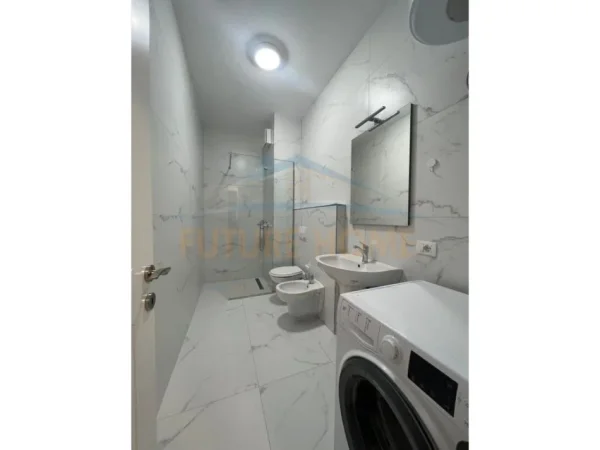 Tirane, jepet me qera apartament 3+1 Kati 2, 123 m² 700 € (UNAZA E RE)
