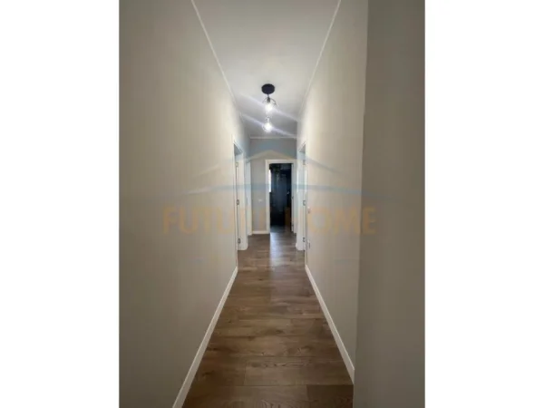Tirane, jepet me qera apartament 3+1 Kati 2, 123 m² 700 € (UNAZA E RE)