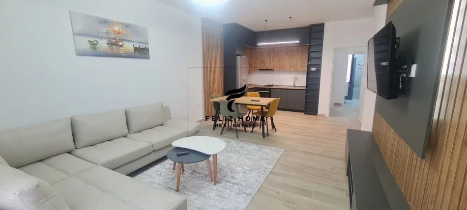 Tirane, jepet me qera apartament 2+1+Ballkon Kati 2, 102 m² 650 € (XHAMLLIKU)