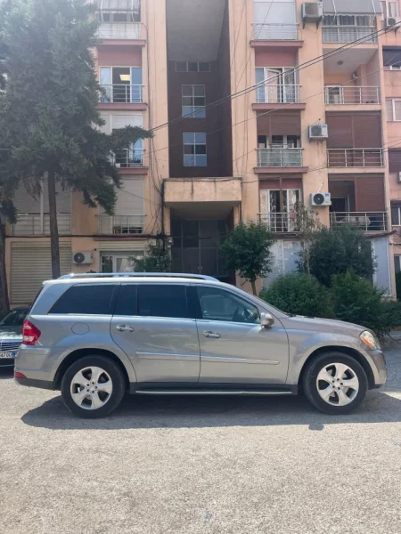 Tirane, shitet makine Mercedes-Benz Gl450 Benzin/Gaz Benzin+Gaz, gri metalizato automatik Klima 265.000 km 15.000 €