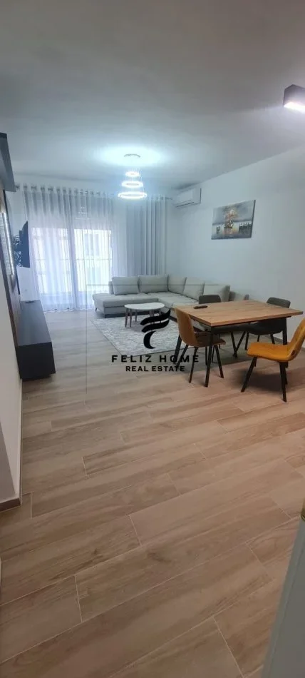 Tirane, jepet me qera apartament 2+1+Ballkon Kati 2, 102 m² 650 € (XHAMLLIKU)