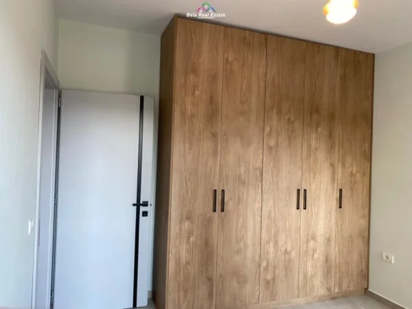 Tirane, jepet me qera apartament 1+1+Ballkon Kati 2, 60 m² 450 € (porcelan)
