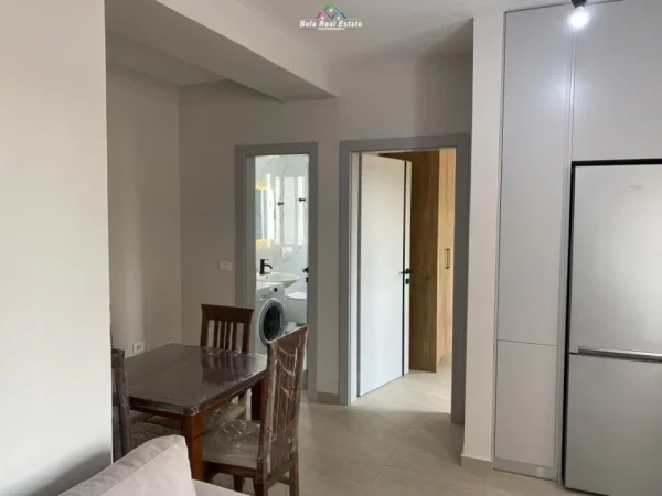 Tirane, jepet me qera apartament 1+1+Ballkon Kati 2, 60 m² 450 € (porcelan)