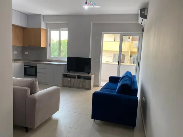 Tirane, jepet me qera apartament 1+1+Ballkon Kati 2, 60 m² 450 € (porcelan)