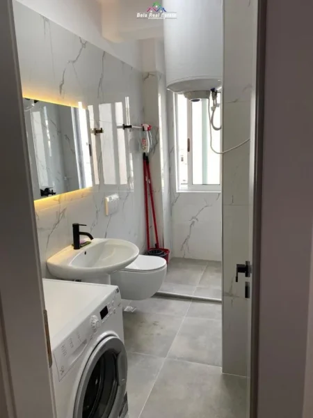 Tirane, jepet me qera apartament 1+1+Ballkon Kati 2, 60 m² 450 € (porcelan)