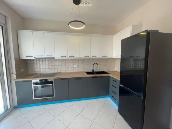 Tirane, jepet me qera apartament 2+1 Kati 3, 110 m² 850 € (RRUGA E KAVAJES)