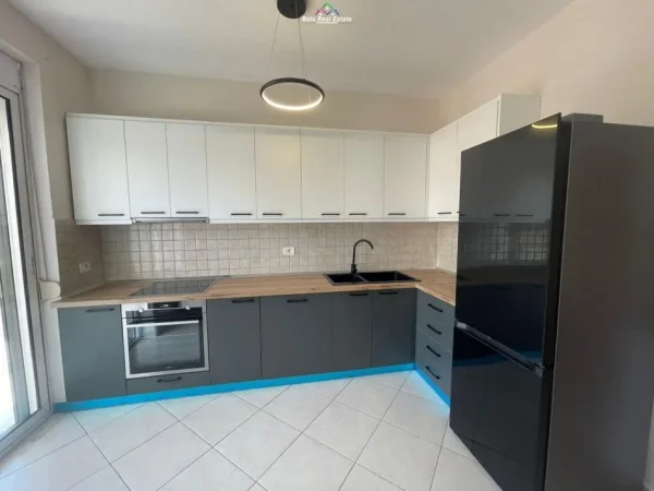 Tirane, jepet me qera apartament 2+1 Kati 3, 110 m² 850 € (RRUGA E KAVAJES)