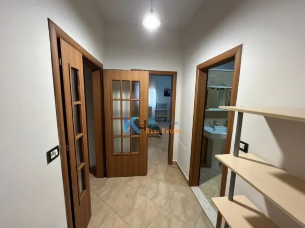 Tirane, jepet me qera apartament 2+1 Kati 4, 118 m² (Rruga 5 Maji, afer Concord Center)
