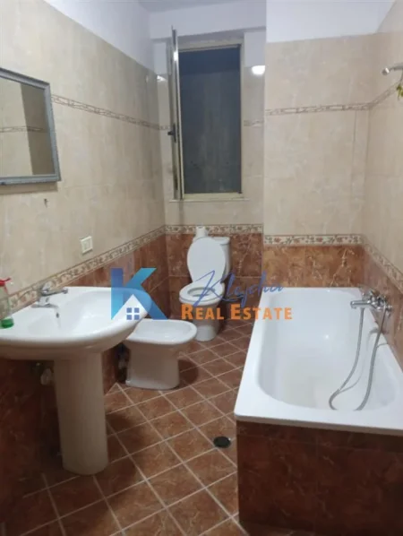 Tirane, jepet me qera zyre Kati 3, 80 m² 450 € (Myslym Shyr, rrugica Him Kolli)
