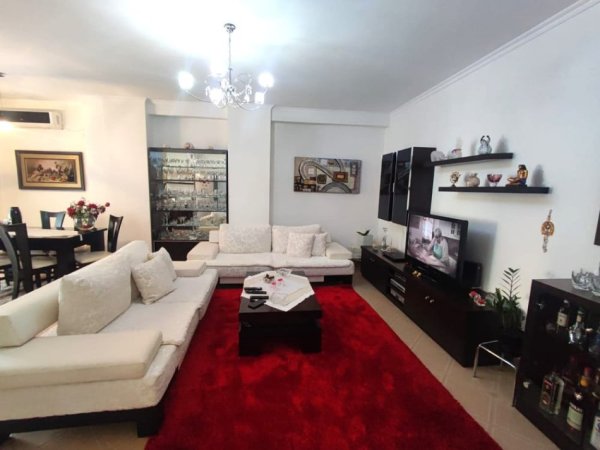 Tirane, shes apartament 1+1+Ballkon Kati 5, 105 m² 170.000 € (Rruga e Barrikadave)