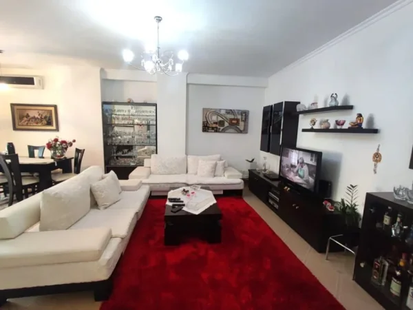 Tirane, shes apartament 1+1+Ballkon Kati 5, 105 m² 170.000 € (Rruga e Barrikadave)