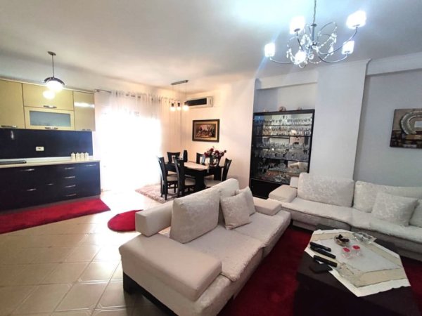 Tirane, shes apartament 1+1+Ballkon Kati 5, 105 m² 170.000 € (Rruga e Barrikadave)
