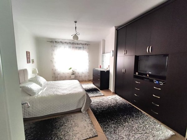 Tirane, shes apartament 1+1+Ballkon Kati 5, 105 m² 170.000 € (Rruga e Barrikadave)