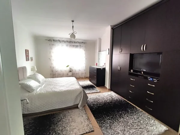 Tirane, shes apartament 1+1+Ballkon Kati 5, 105 m² 170.000 € (Rruga e Barrikadave)