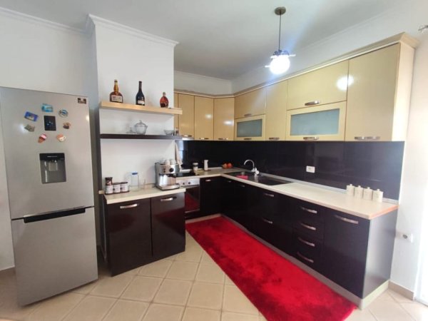 Tirane, shes apartament 1+1+Ballkon Kati 5, 105 m² 170.000 € (Rruga e Barrikadave)