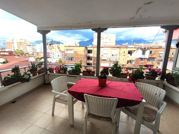 Tirane, shes apartament 1+1+Ballkon Kati 5, 105 m² 170.000 € (Rruga e Barrikadave)