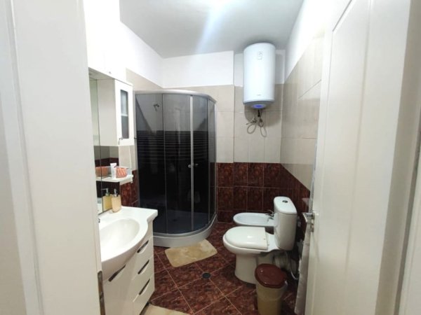 Tirane, shes apartament 1+1+Ballkon Kati 5, 105 m² 170.000 € (Rruga e Barrikadave)