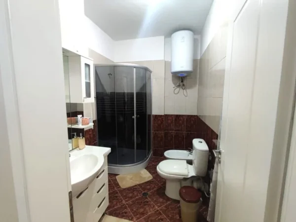 Tirane, shes apartament 1+1+Ballkon Kati 5, 105 m² 170.000 € (Rruga e Barrikadave)