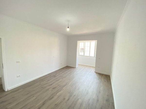 Tirane, shes apartament 2+1+Ballkon Kati 3, 68 m² 150.000 € (21 Dhjetori)