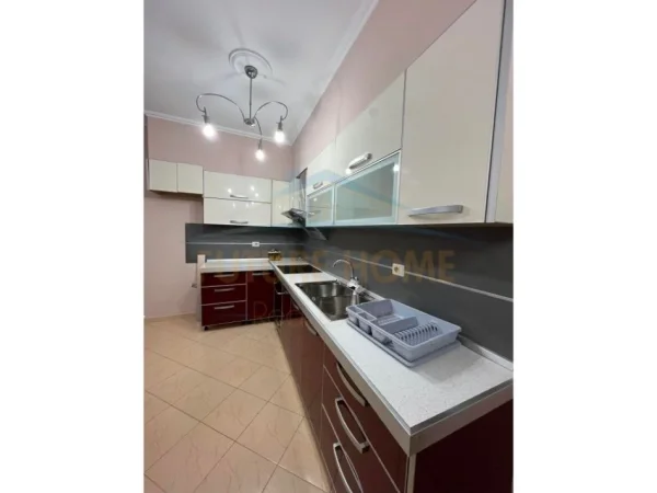 Tirane, jepet me qera apartament 1+1 Kati 6, 70 m² 380 € (YZBERISHT)