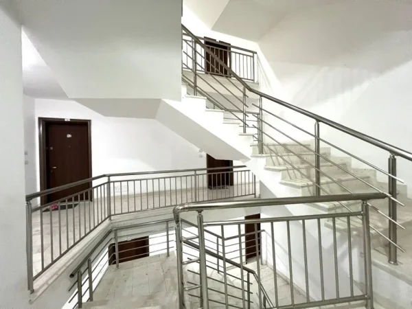 Tirane, jepet me qera apartament 2+1+Ballkon , (Ali Demi)