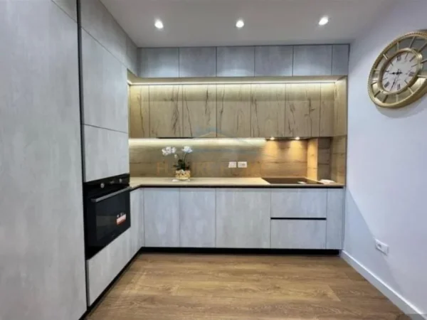 Tirane, jepet me qera apartament 2+1+Ballkon , 71 m² 700 € (Stadiumi dinamo)