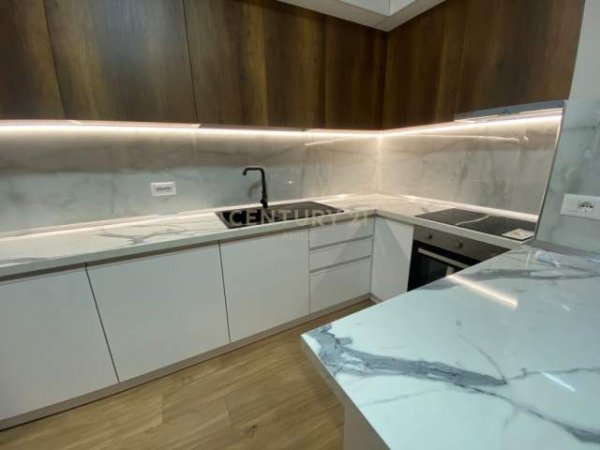 Tirane, jap me qera 1+1 Kati 7, 65 m² 400 Euro (qsu)