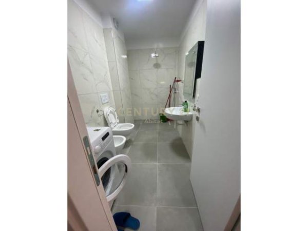 Tirane, jap me qera 1+1 Kati 7, 65 m² 400 Euro (qsu)