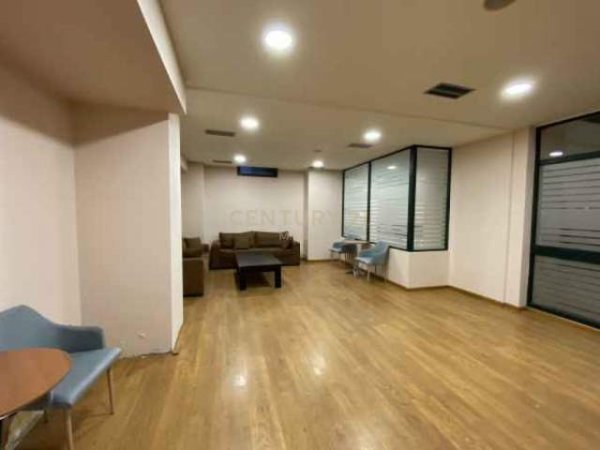 Tirane, jap me qera ambjent biznesi Kati -1, 251 m² 1.500 Euro (9 katshet)