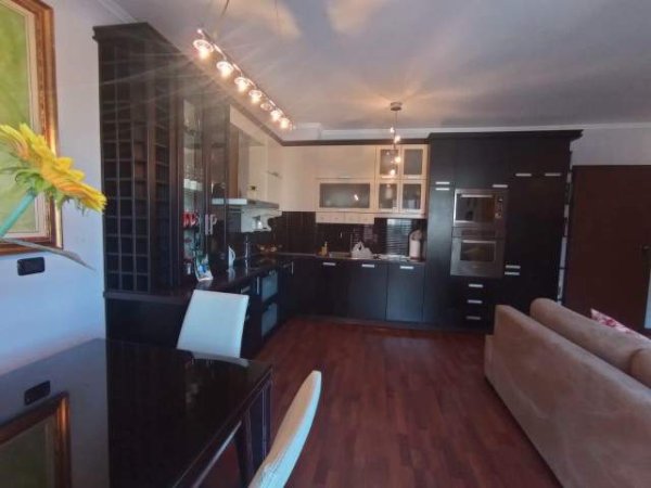 Tirane, jepet me qera apartament 2+1+BLK Kati 7, 109 m² 600 Euro (Rruga Frederik Shiroka)