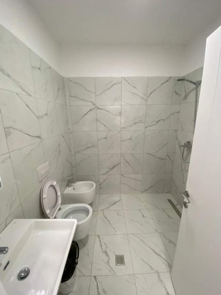 Tirane, jepet me qera apartament 2+1+BLK Kati 5, 93 m² 500 Euro (kompleksi sima)