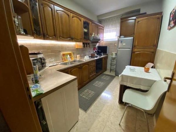 Tirane, jepet me qera apartament 2+1+BLK Kati 3, 75 m² 700 Euro (Pazari ri)