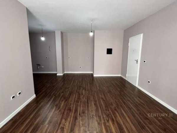 Shitet Apartament 2+1 tek 21 Dhjetori !  Kati 7, 110 m² 145.000 Euro