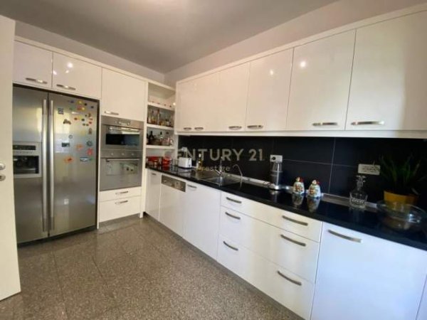 Tirane, jepet me qera apartament 3+1+BLK Kati 1, 164 m² 1.500 Euro (Sauk)