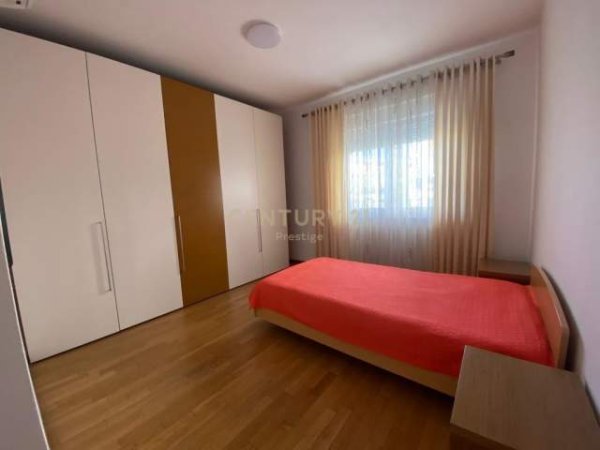 Tirane, jepet me qera apartament 3+1+BLK Kati 1, 164 m² 1.500 Euro (Sauk)