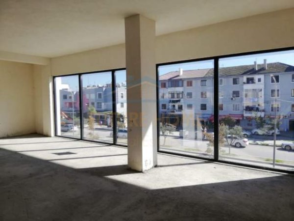 Durres, jepet me qera ambjent biznesi Kati 2, 400 m² 2.400 Euro (Shkozet)