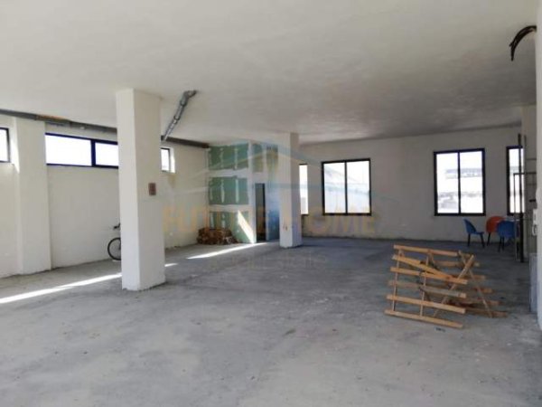 Durres, jepet me qera ambjent biznesi Kati 2, 400 m² 2.400 Euro (Shkozet)