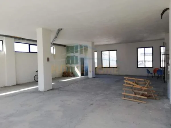 Durres, jepet me qera ambjent biznesi Kati 2, 400 m² 2.400 Euro (Shkozet)