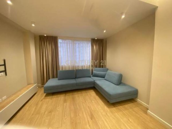 Tirane, jepet me qera apartament 1+1 50 m² 500 Euro (Libri Universitar)